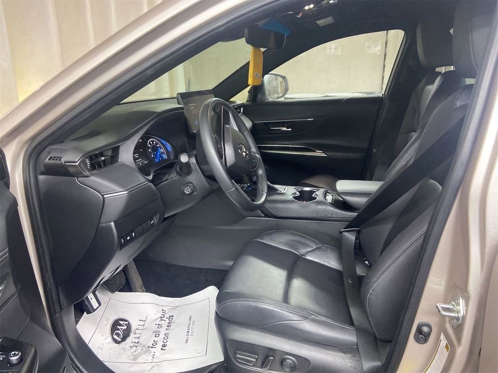 Used 2023 Toyota Venza XLE AWD/4WD image 3