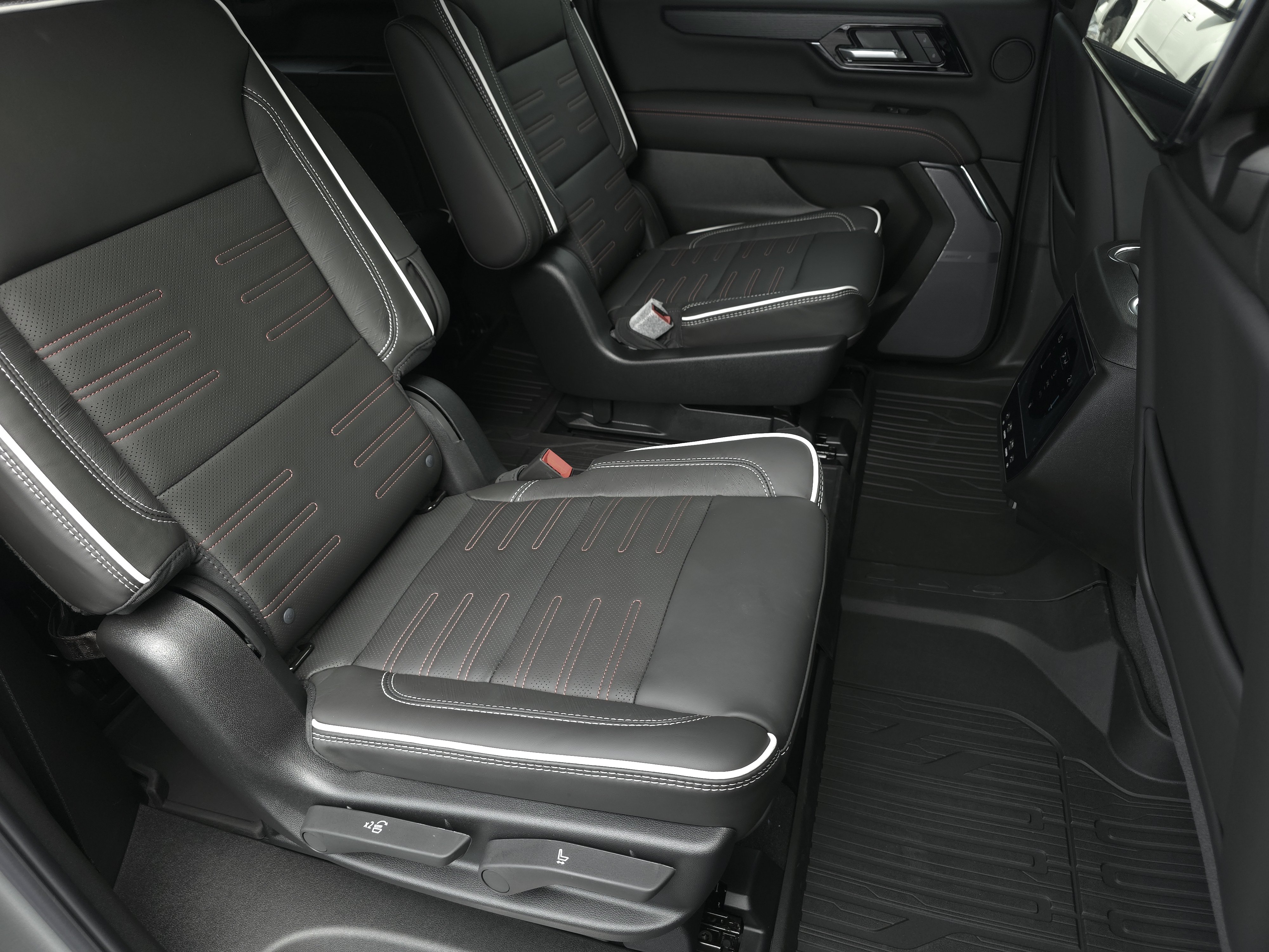 New 2026 GMC Yukon XL AT4 Ultimate w/ LPO, Floor Liner Package AWD/4WD image 51
