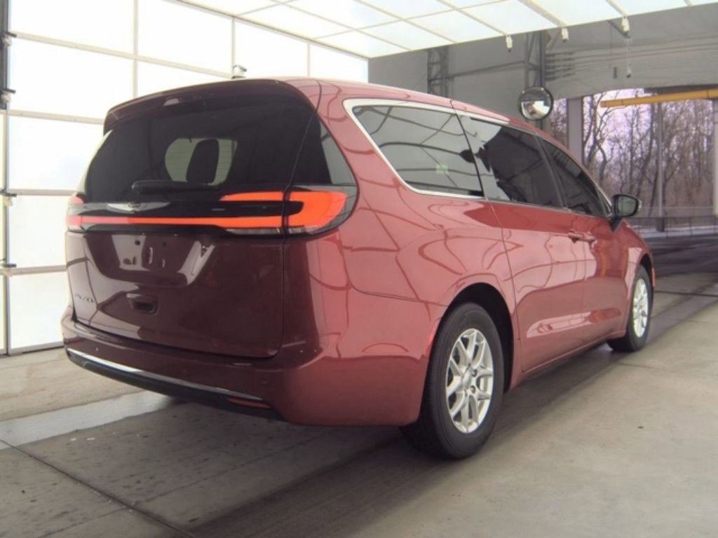 Used 2025 Chrysler Pacifica Select image 9
