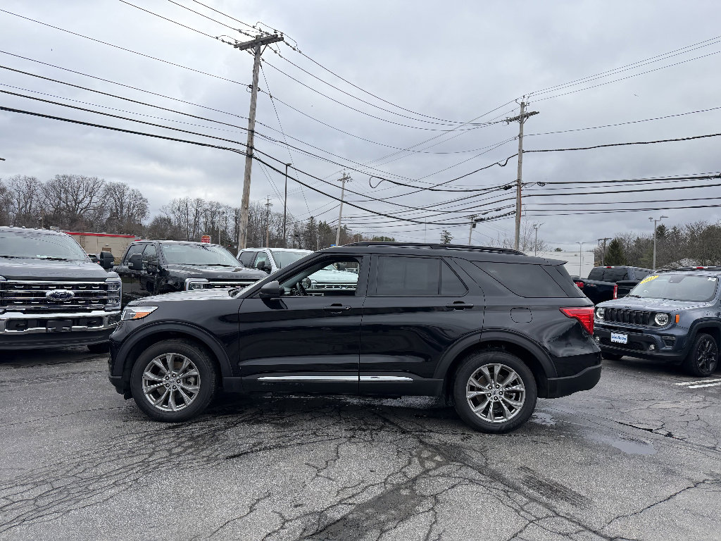 Used 2022 Ford Explorer XLT w/ Equipment Group 202A image 3