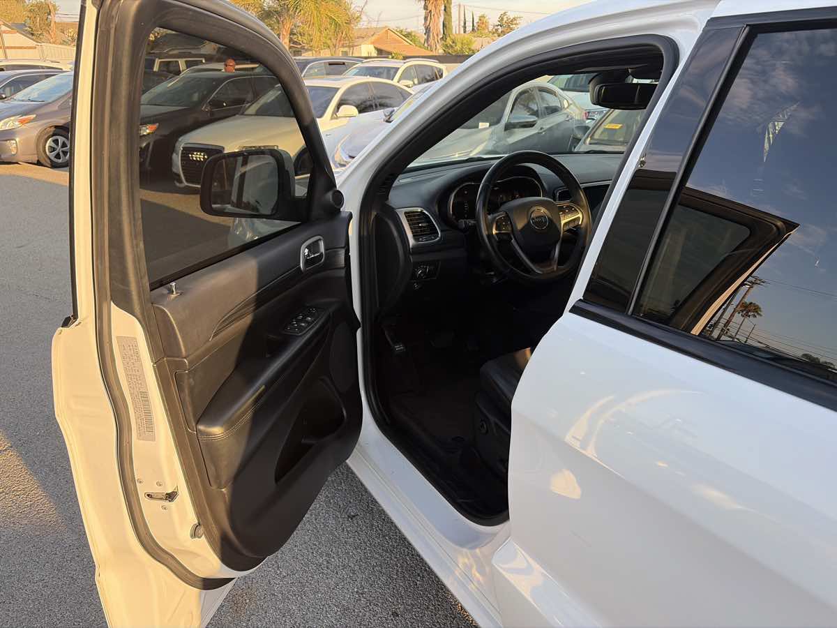 Used 2019 Jeep Grand Cherokee Altitude RWD image 6