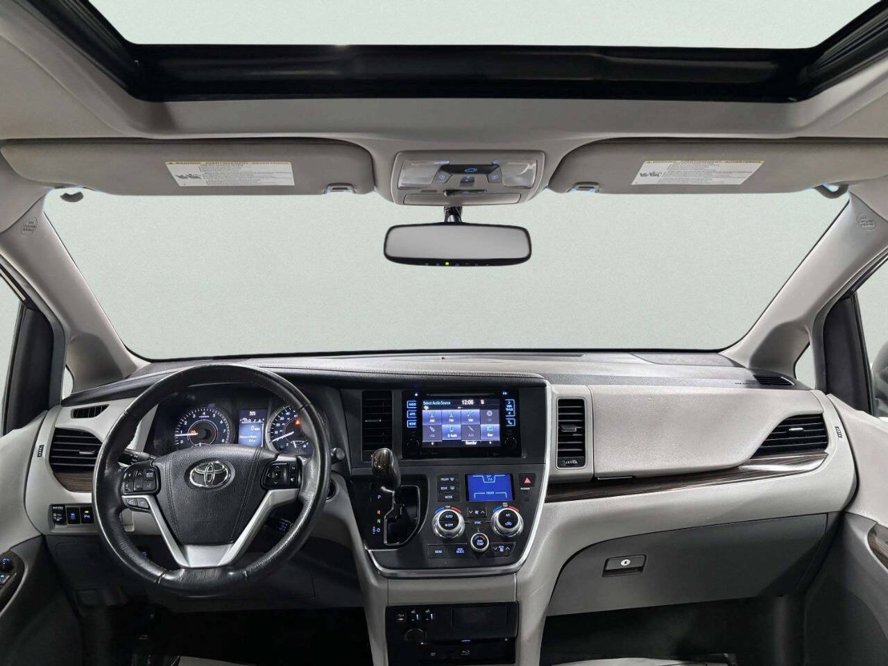 Used 2017 Toyota Sienna XLE Premium AWD/4WD image 26