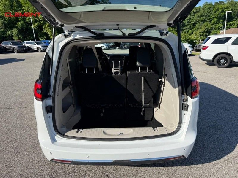Used 2024 Chrysler Pacifica Touring-L FWD image 6