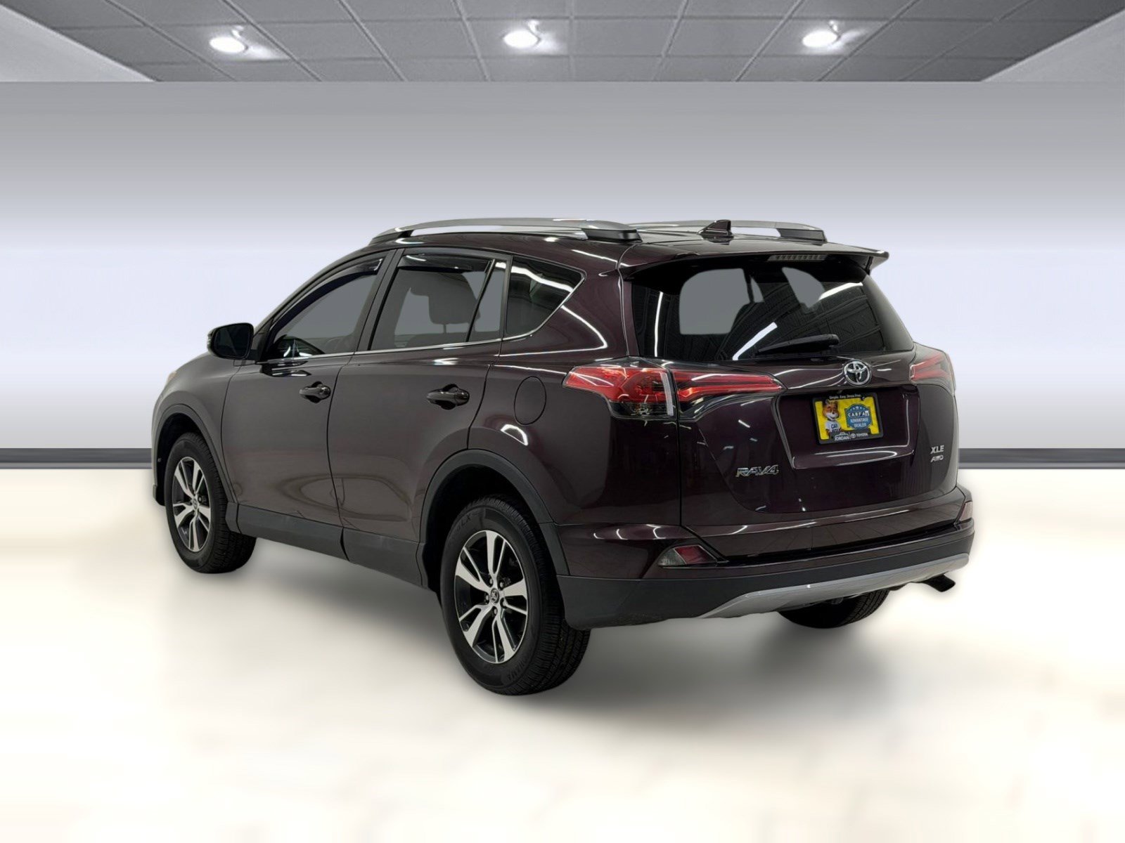 Used 2018 Toyota RAV4 XLE AWD/4WD image 2