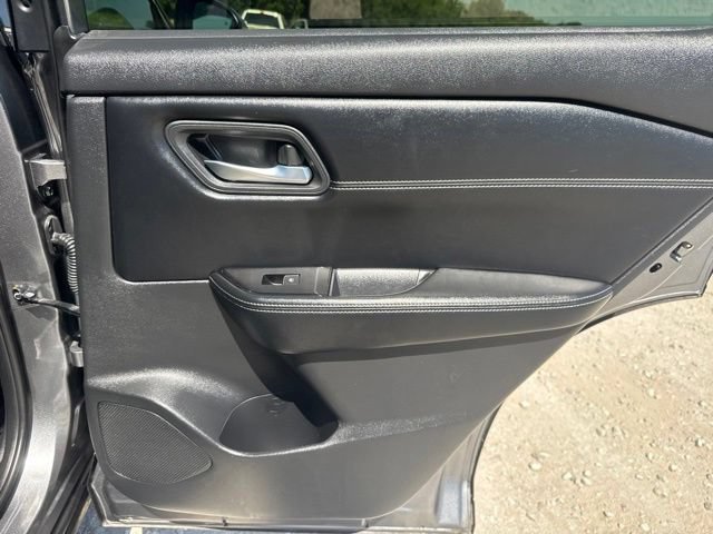 Used 2025 Nissan Rogue SL AWD/4WD image 19
