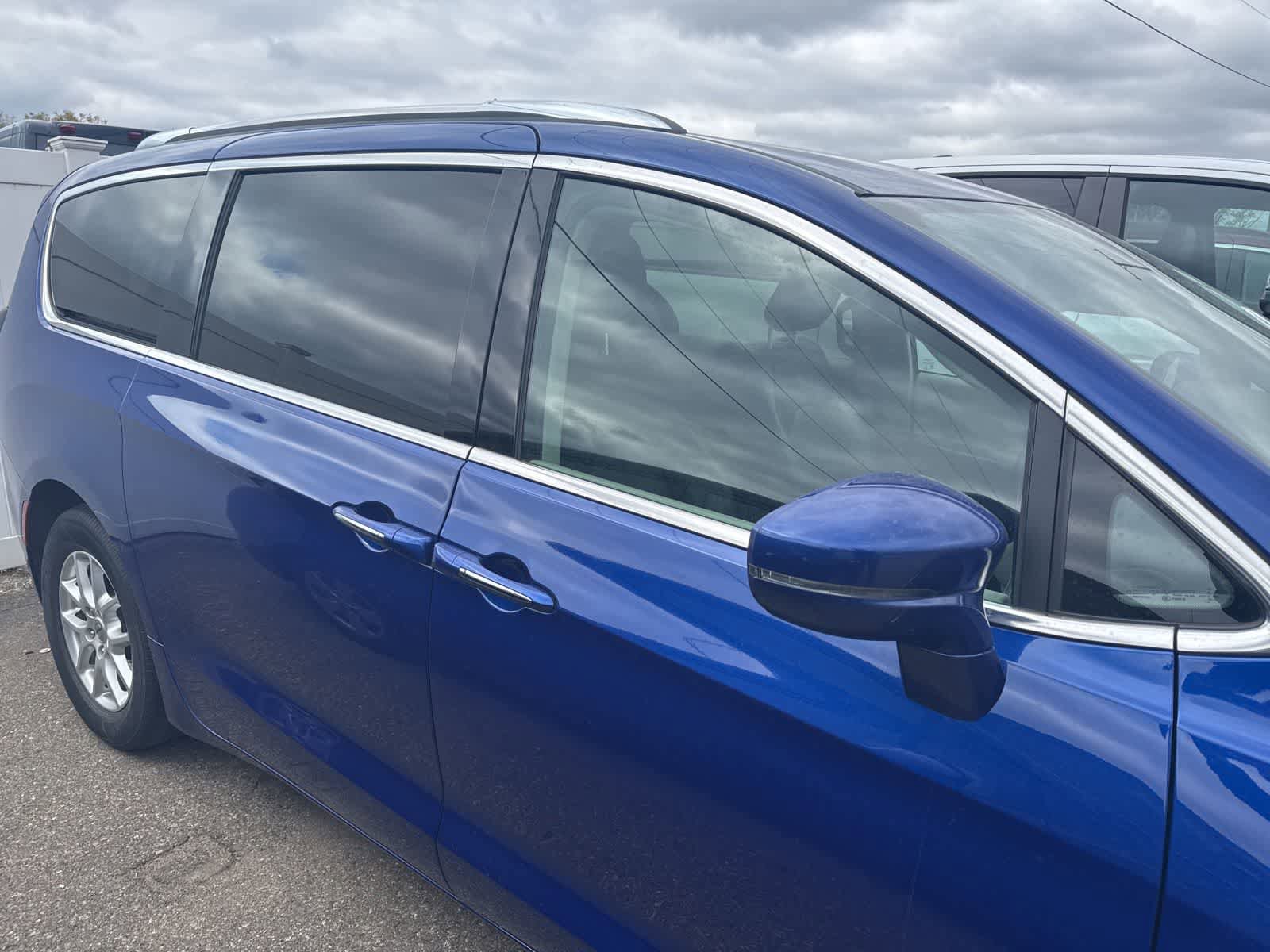 Used 2021 Chrysler Pacifica Touring-L w/ Uconnect Theater Family Group FWD image 21