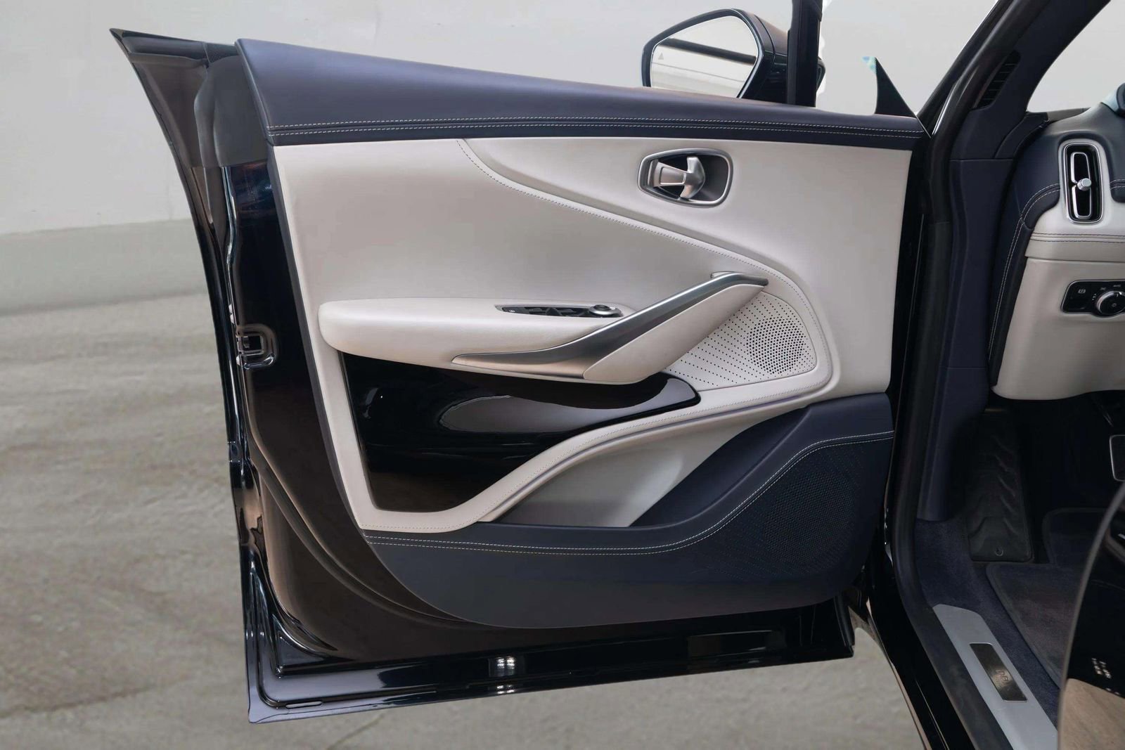 Used 2023 Aston Martin DBX AWD/4WD image 21