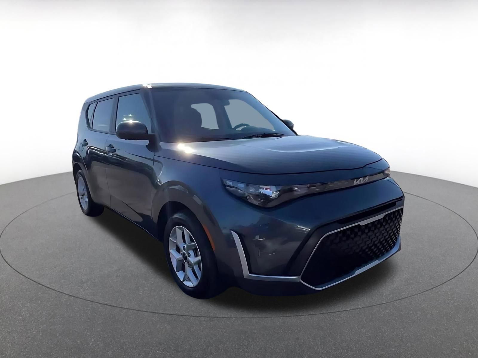 Used 2025 Kia Soul LX w/ LX Technology Package FWD image 3