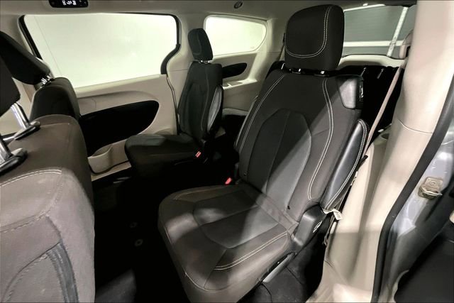 Used 2022 Chrysler Voyager LX image 23