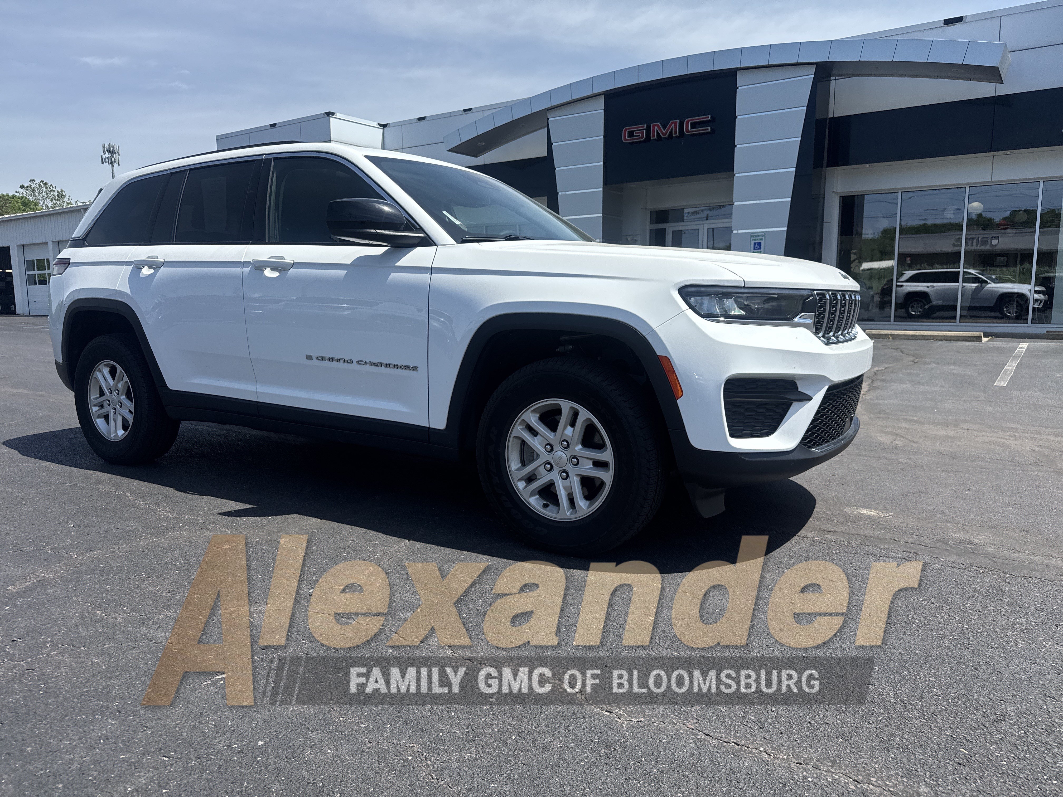Used 2023 Jeep Grand Cherokee Laredo AWD/4WD image 1
