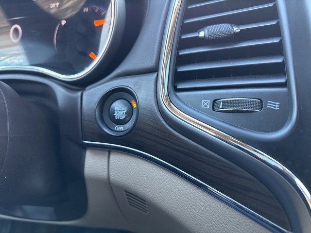 Used 2018 Jeep Grand Cherokee Overland w/ Jeep Active Safety Group image 16