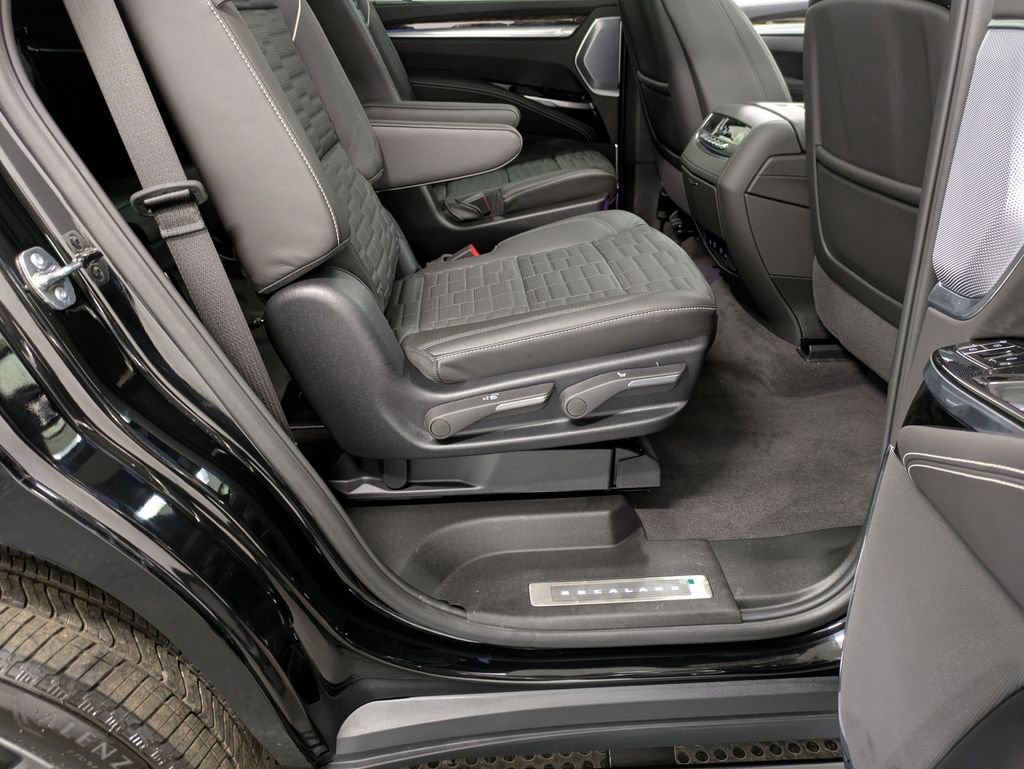 Used 2026 Cadillac Escalade Platinum Sport w/ LPO, Floor Liner Package AWD/4WD image 27