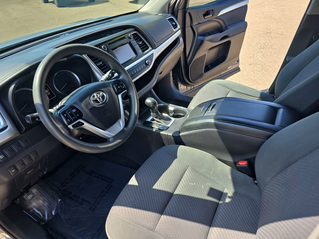 Used 2018 Toyota Highlander LE AWD/4WD image 17