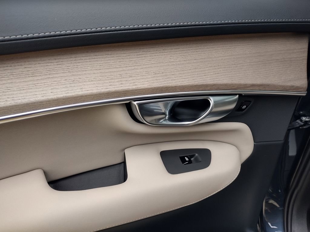 New 2026 Volvo XC90 B6 Plus w/ Protection Package Premier image 20