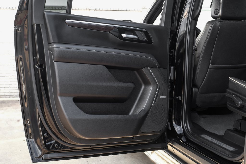 Used 2026 Chevrolet Suburban Premier RWD image 48