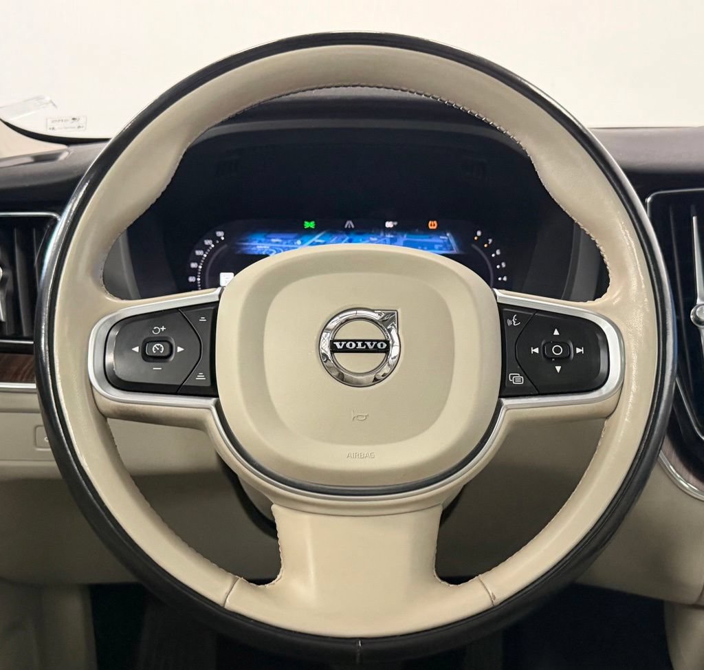 Used 2022 Volvo XC60 B5 Momentum w/ Climate Package AWD/4WD image 15