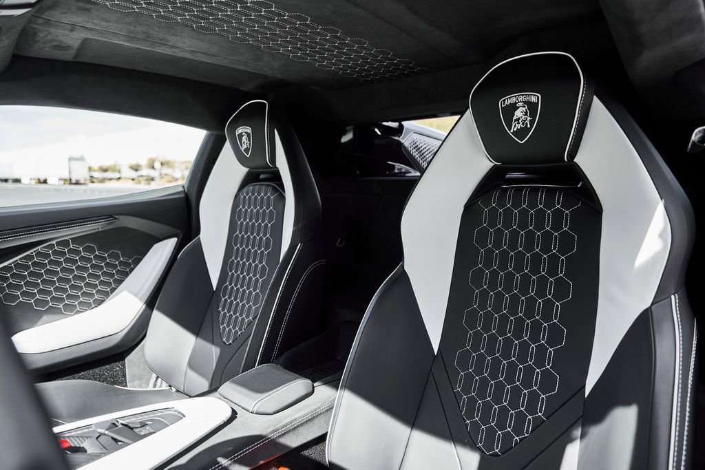 Used 2026 Lamborghini Revuelto AWD/4WD image 46