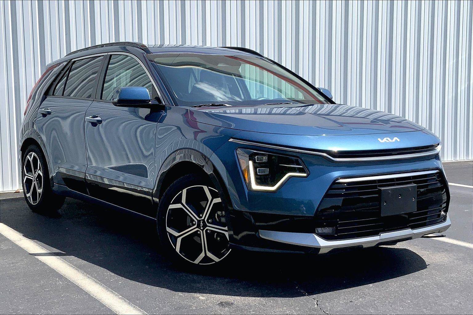 Used 2023 Kia Niro SX Touring FWD image 2