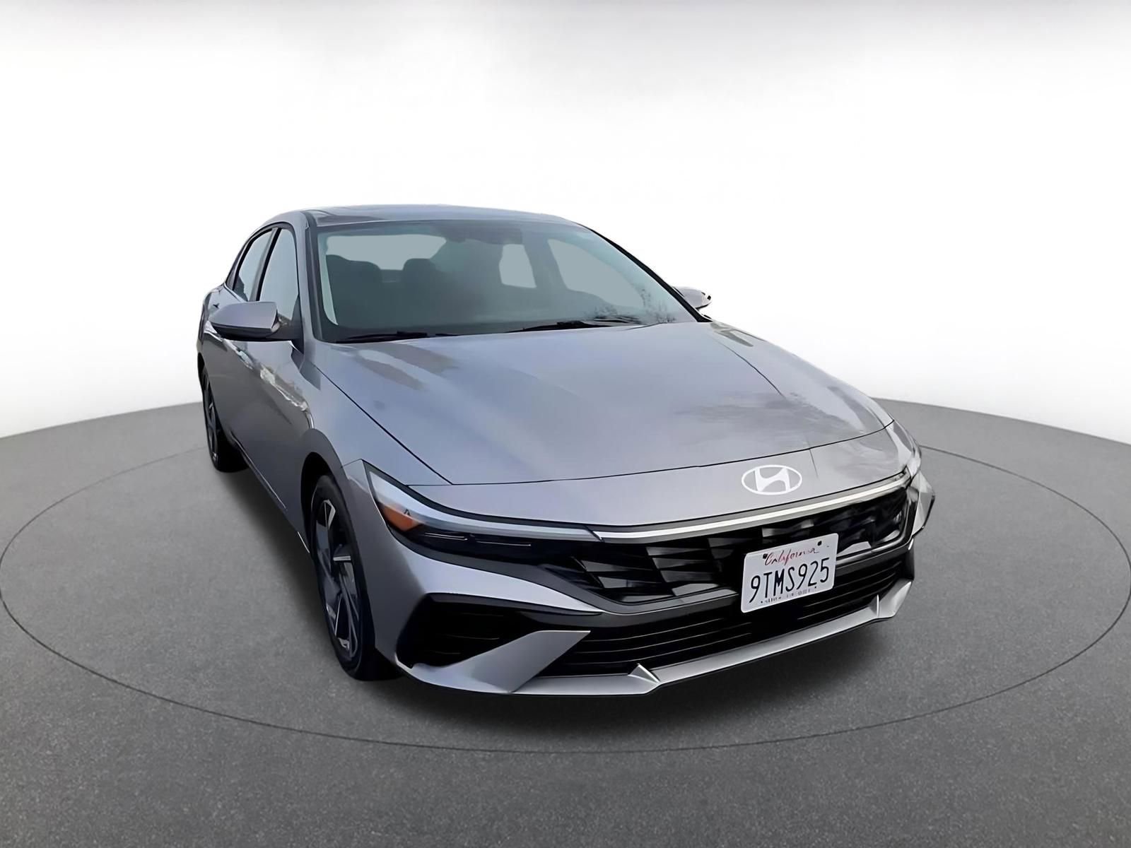 Used 2025 Hyundai Elantra Limited image 3