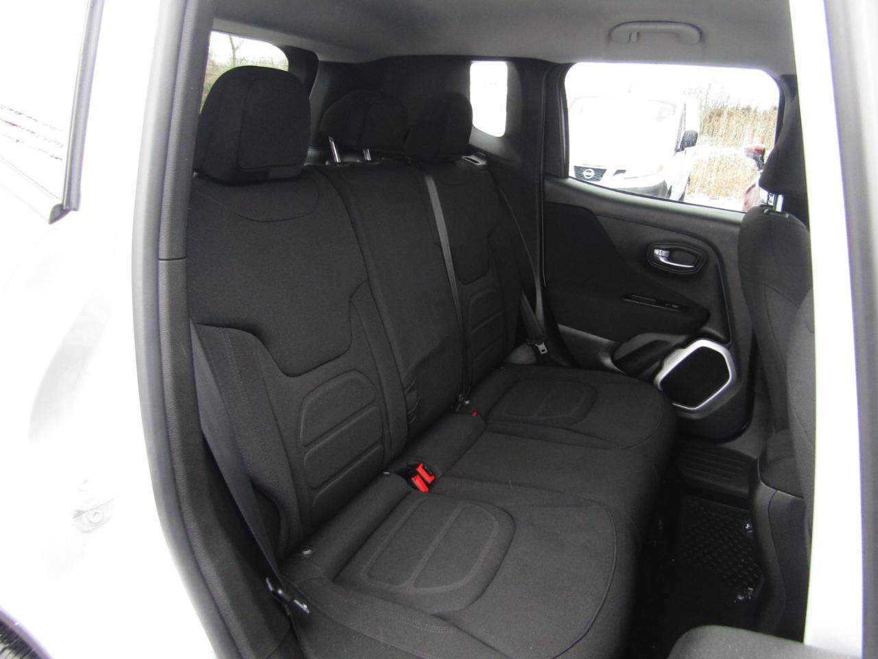 Used 2018 Jeep Renegade Latitude w/ Cold Weather Group FWD image 24