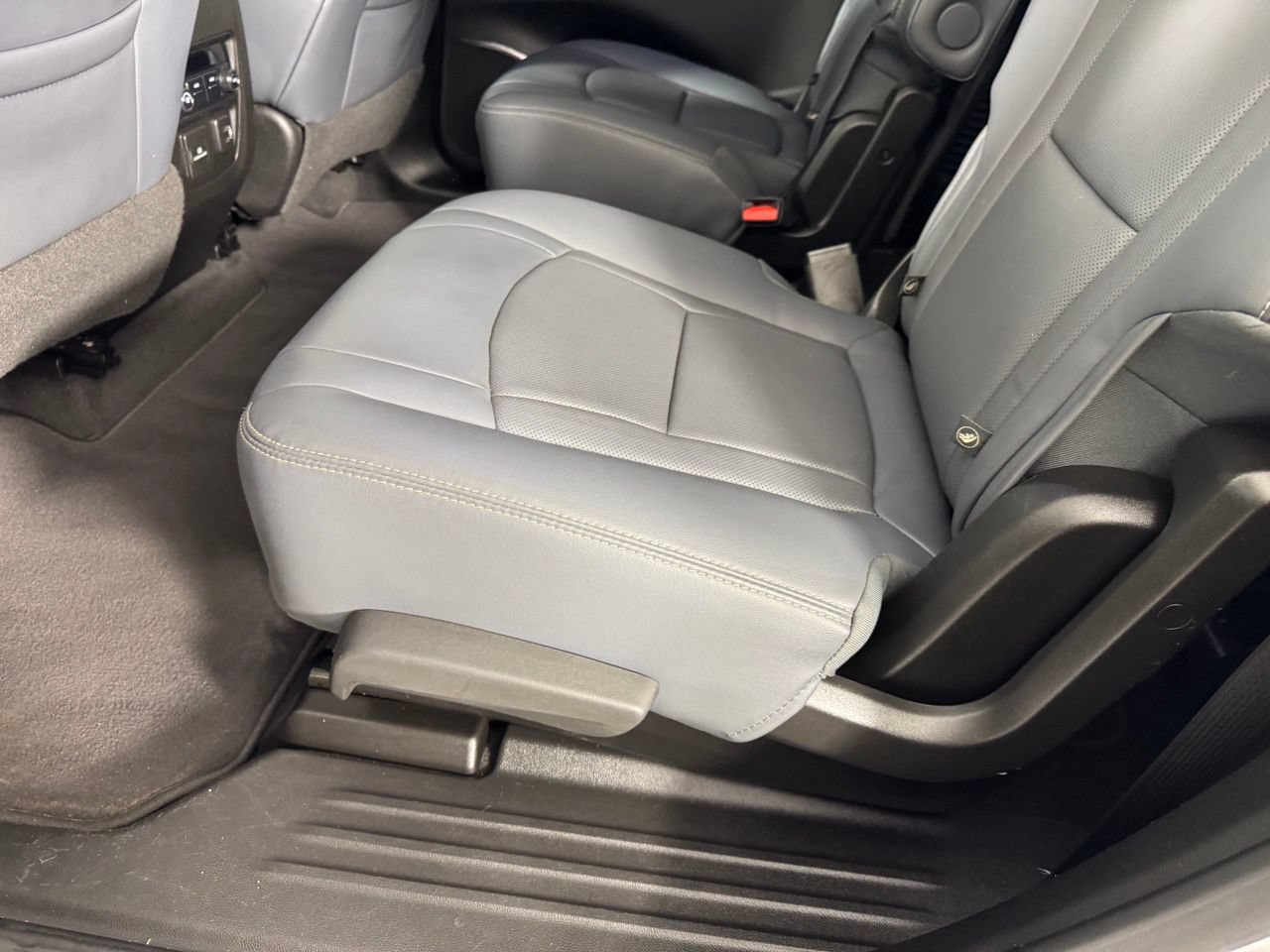 Used 2019 Buick Enclave Essence w/ LPO, Luxury Package FWD image 25