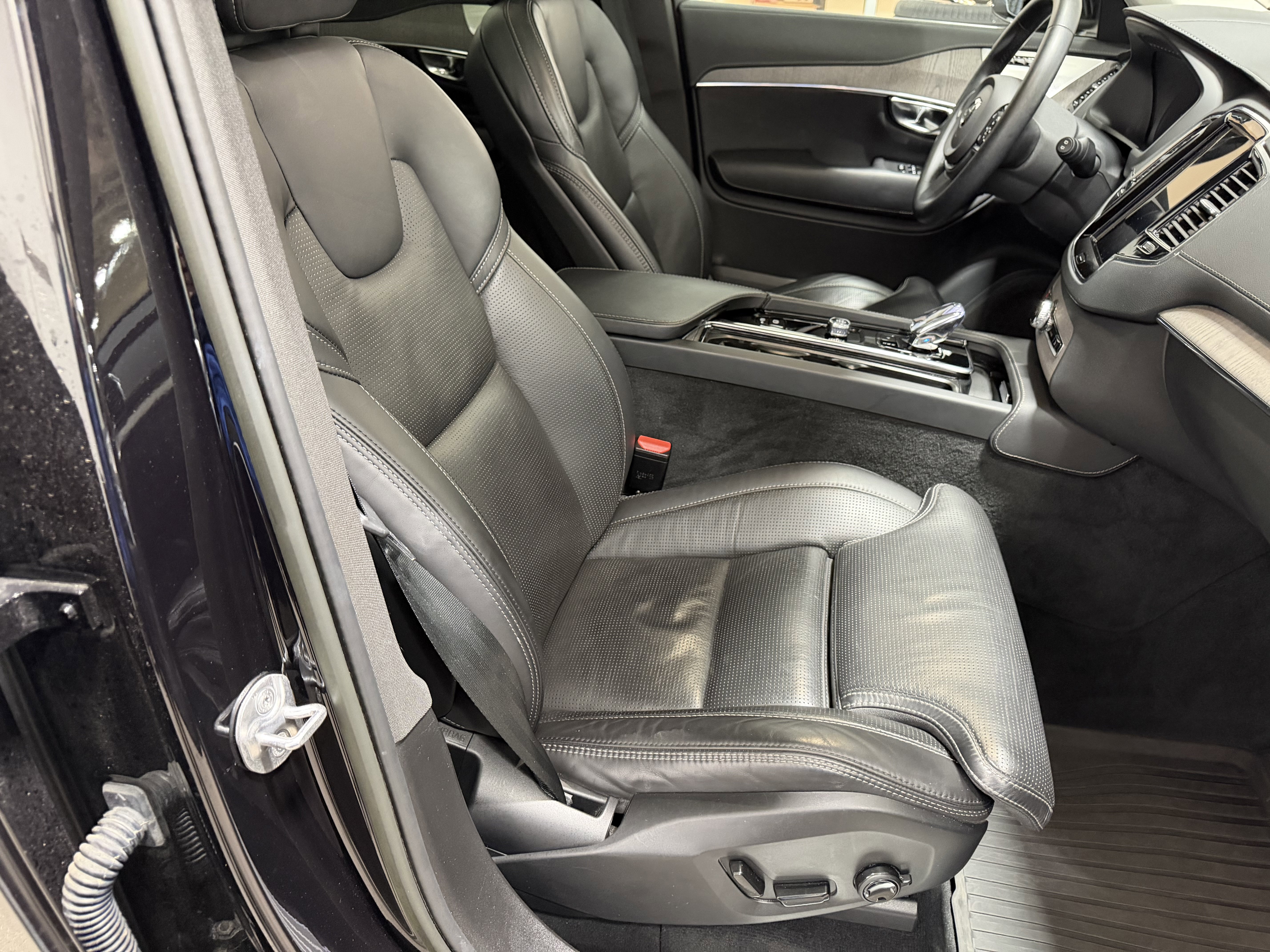 Used 2023 Volvo XC90 B6 Ultimate w/ Protection Package image 22