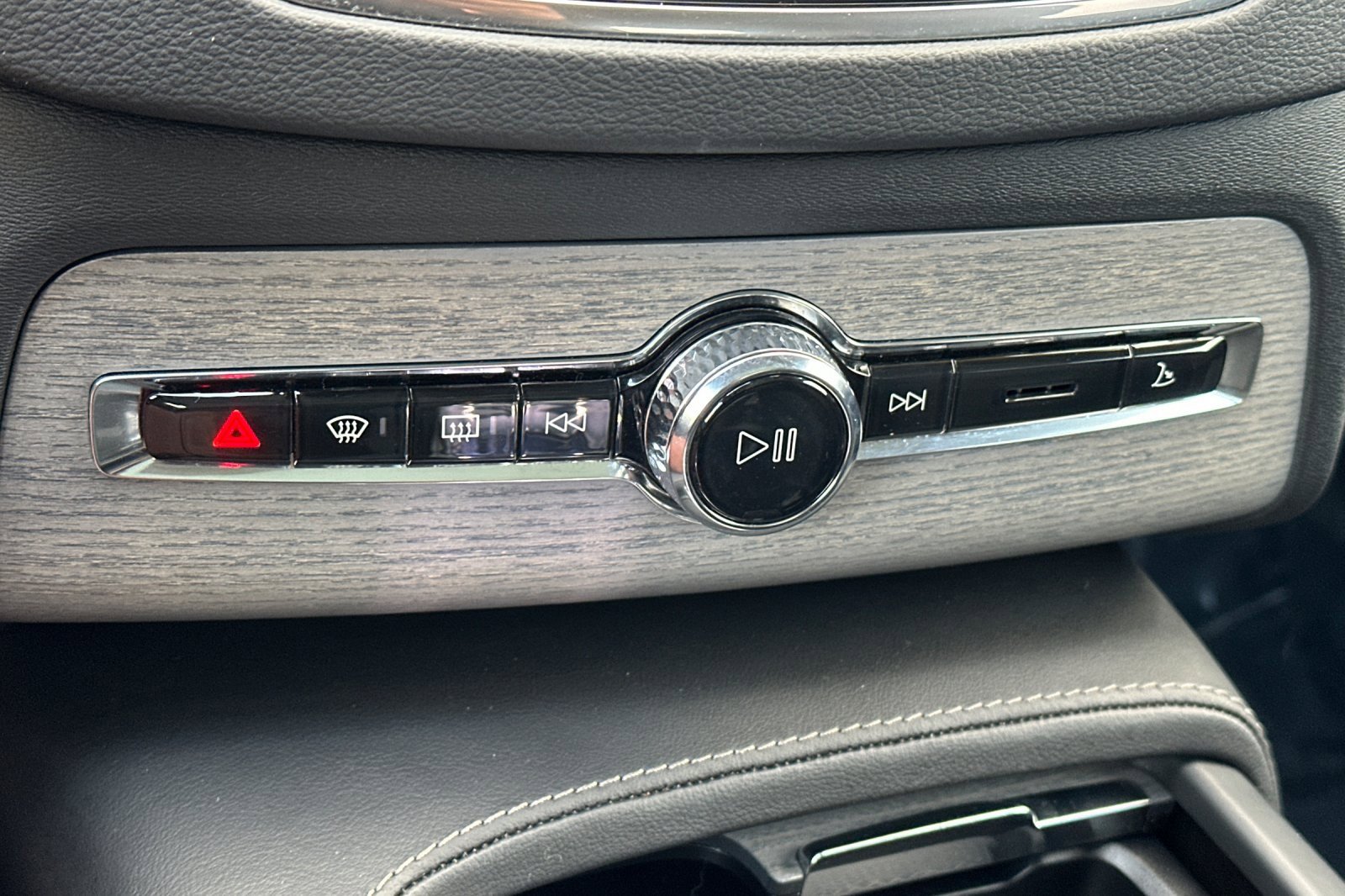 Certified 2025 Volvo XC90 B6 Ultra w/ Protection Package Premier image 25