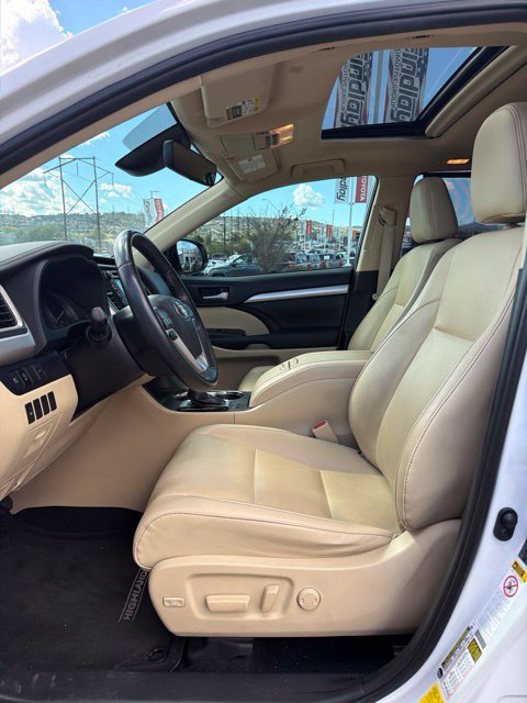 Used 2019 Toyota Highlander XLE w/ Carpet Mat Package (TMS) AWD/4WD image 19