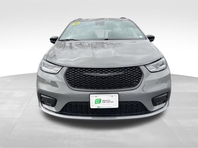 Used 2025 Chrysler Pacifica Limited image 2