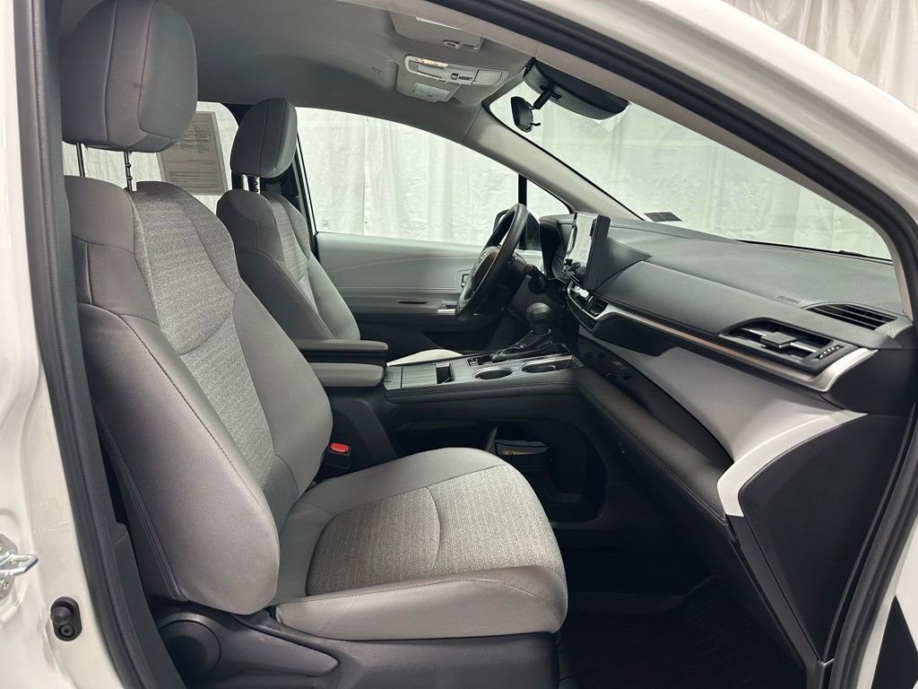 Used 2025 Toyota Sienna LE FWD image 61