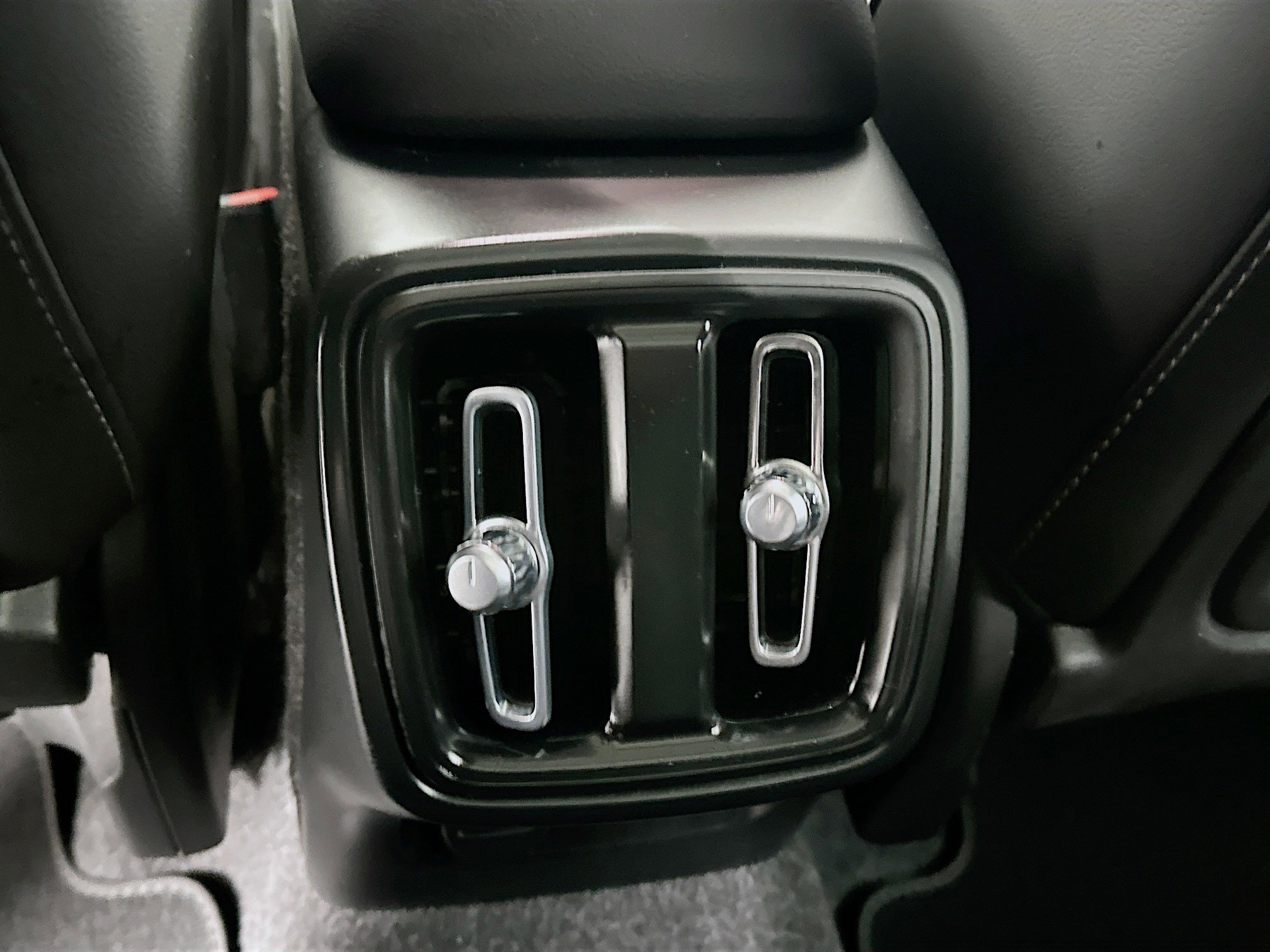Used 2025 Volvo XC40 B5 Plus AWD/4WD image 27