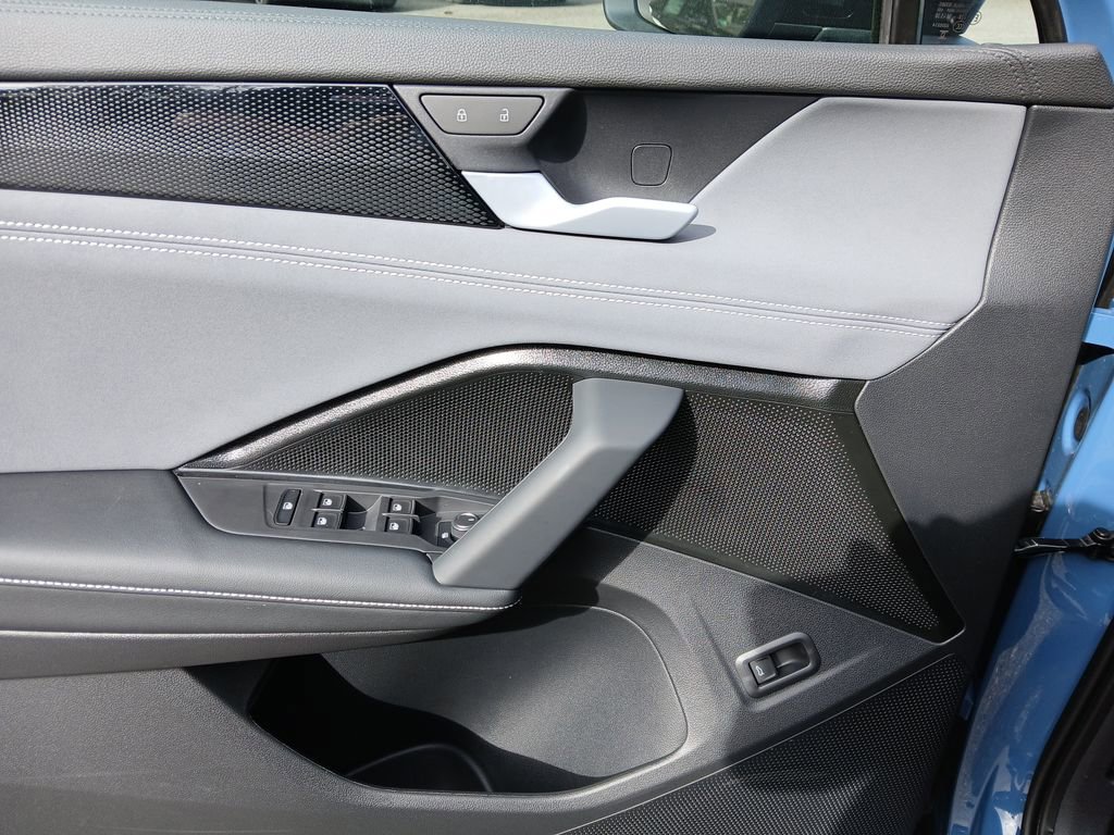 New 2025 Volkswagen Tiguan SE R-Line image 11