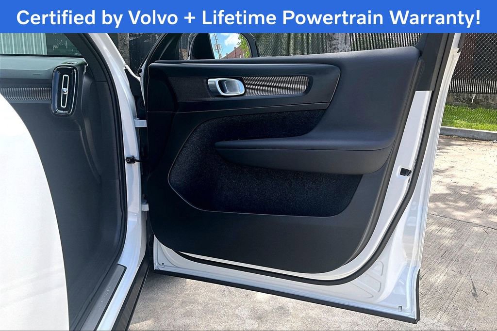 Used 2025 Volvo XC40 B5 Plus AWD/4WD image 25