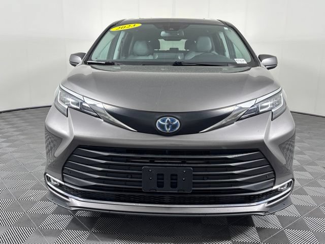 Used 2023 Toyota Sienna XLE AWD/4WD image 3