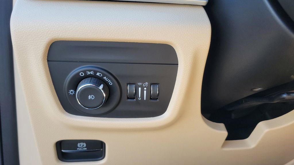 New 2025 Jeep Grand Cherokee L Limited w/ Black Appearance Package image 20