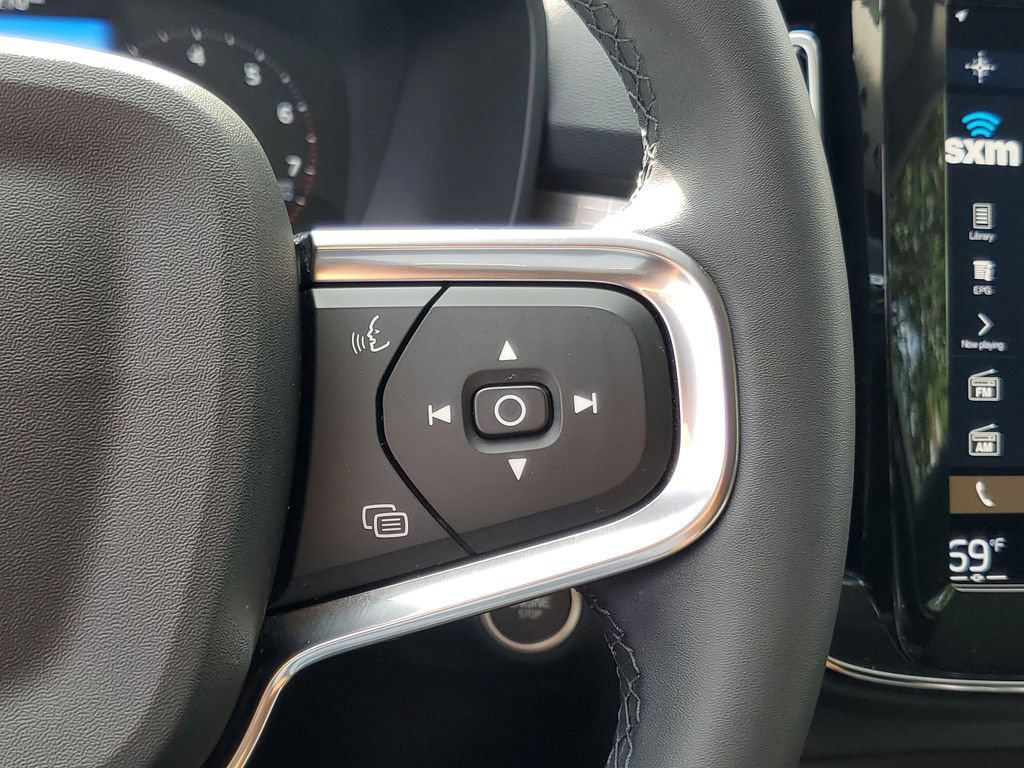 Certified 2022 Volvo XC40 T4 Momentum w/ Premium Package FWD image 23
