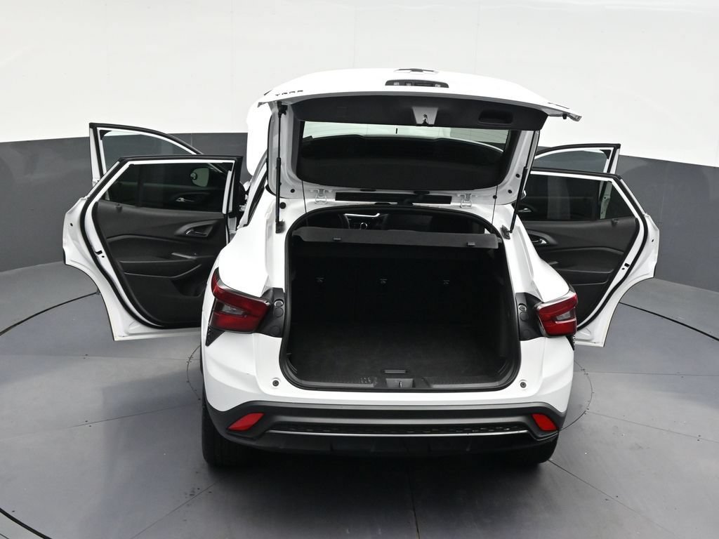 Used 2025 Chevrolet Trax RS FWD image 40