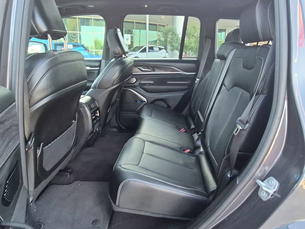 Used 2023 Jeep Grand Cherokee Overland AWD/4WD image 23