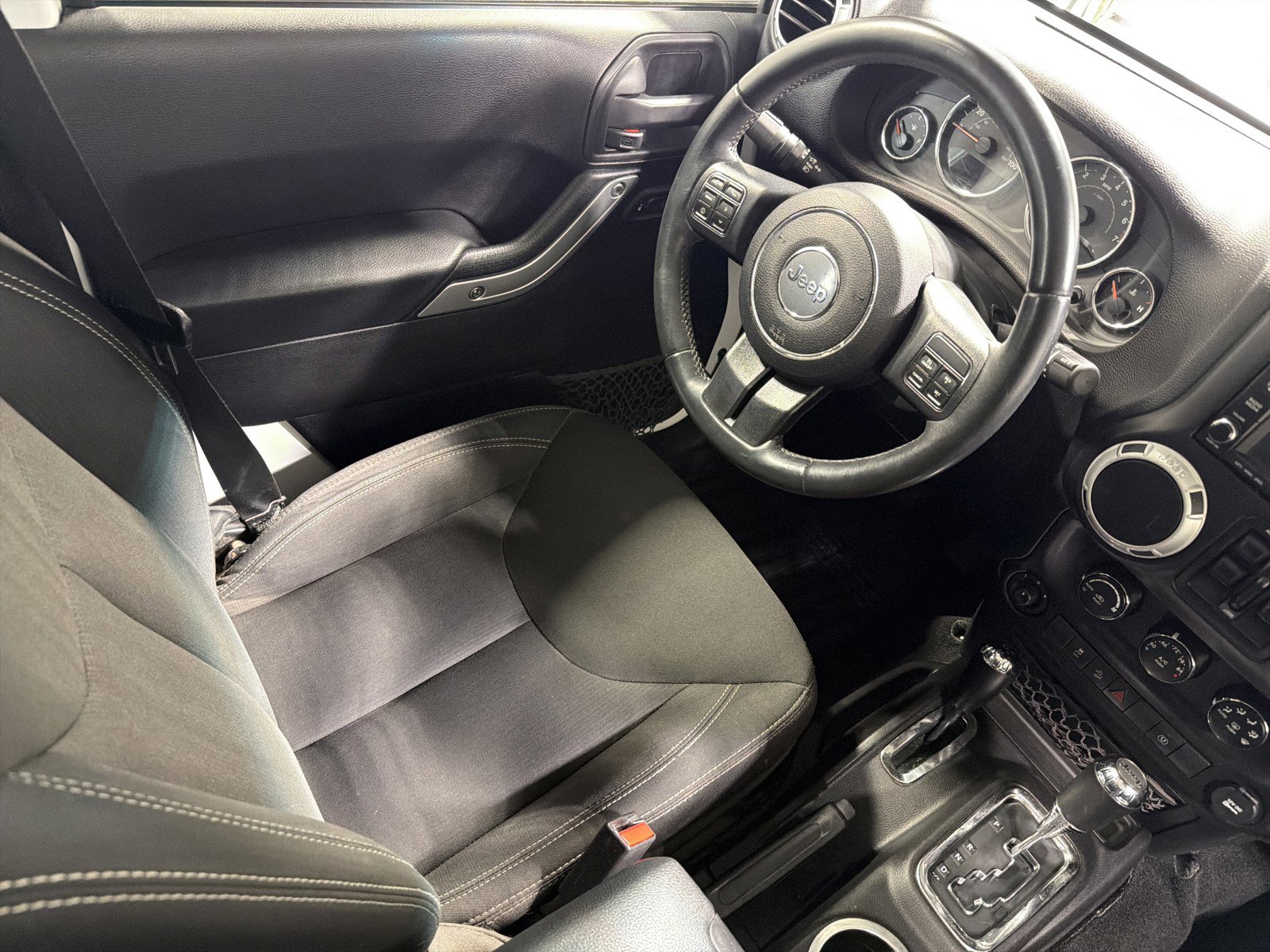 Used 2015 Jeep Wrangler Unlimited Sahara w/ Connectivity Group AWD/4WD image 9