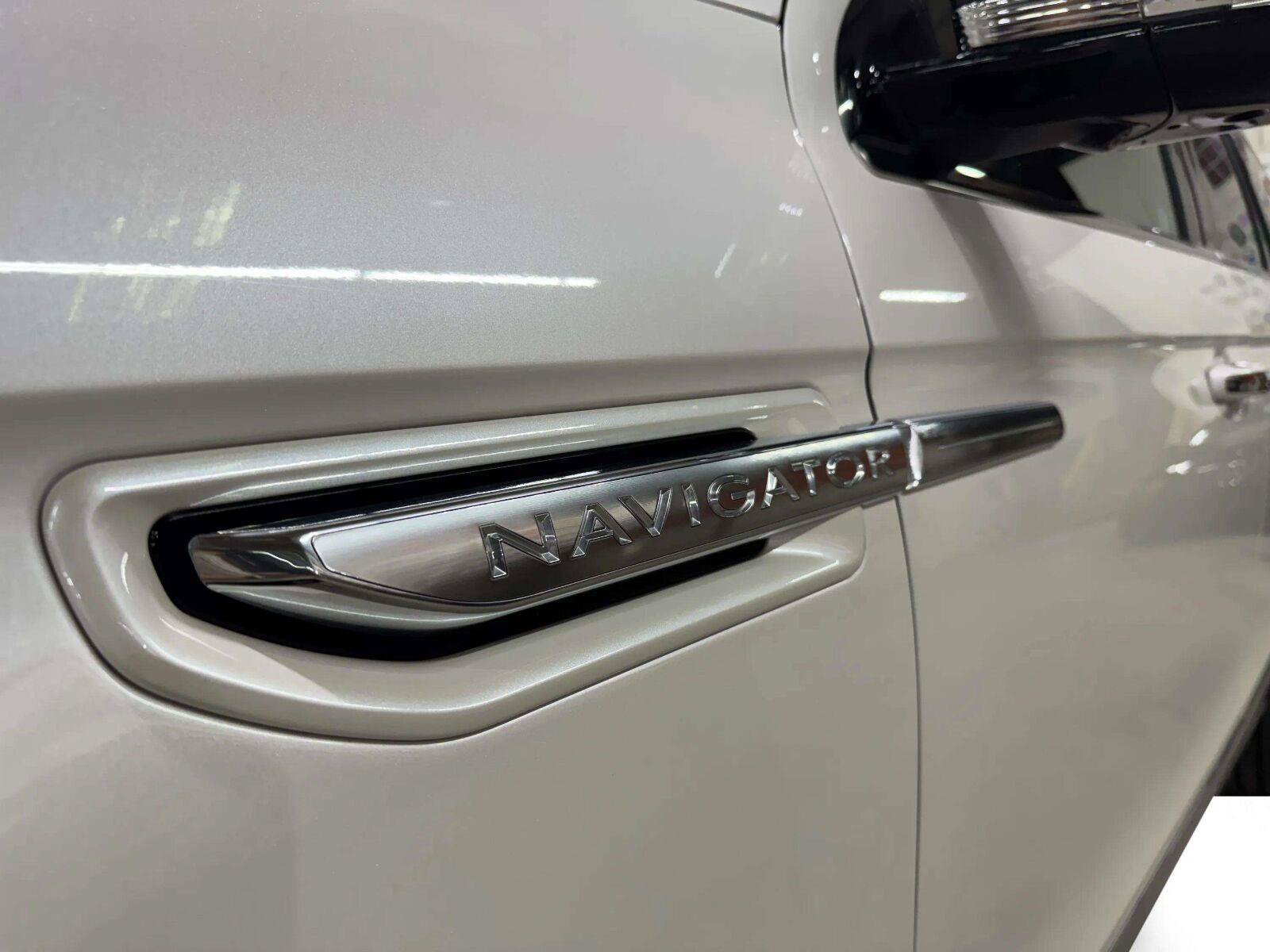 Used 2018 Lincoln Navigator Reserve w/ Technology Package AWD/4WD image 16