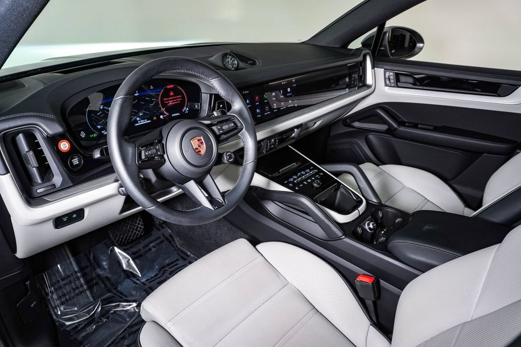 Certified 2025 Porsche Cayenne Coupe AWD/4WD image 4