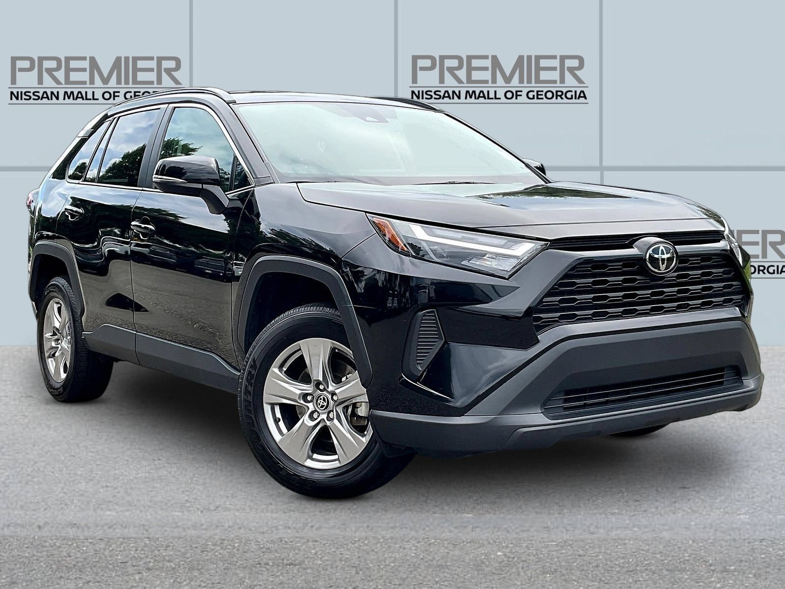 Used 2025 Toyota RAV4 XLE FWD image 3