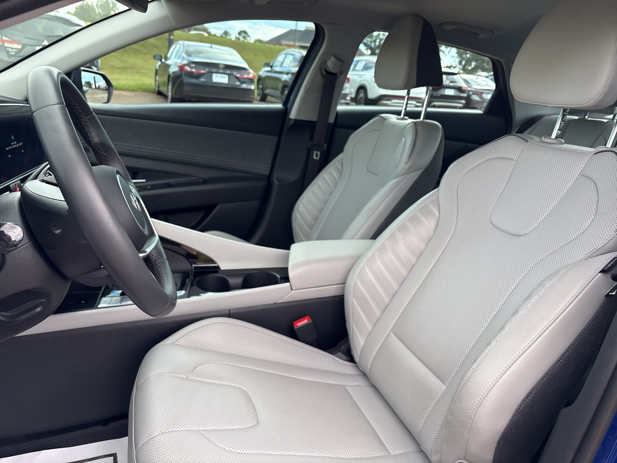 Used 2025 Hyundai Elantra Limited FWD image 8