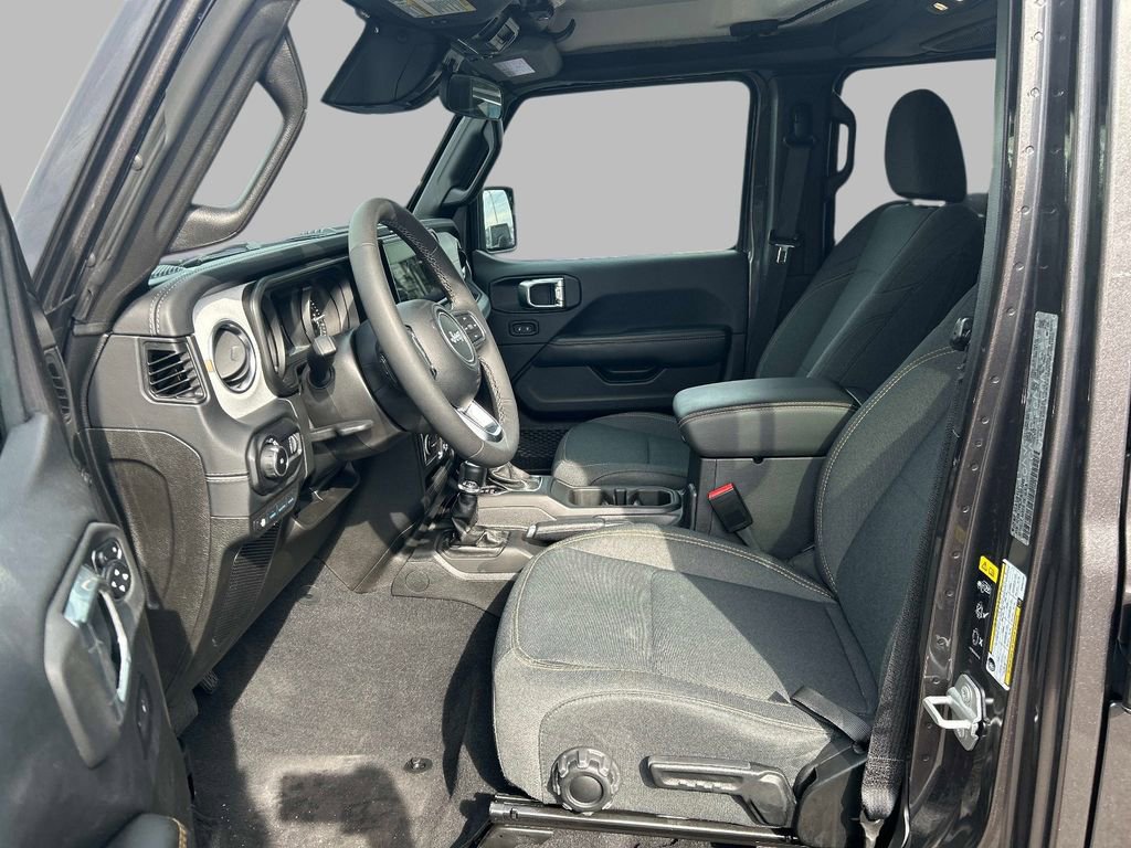 Used 2025 Jeep Wrangler Sahara image 10