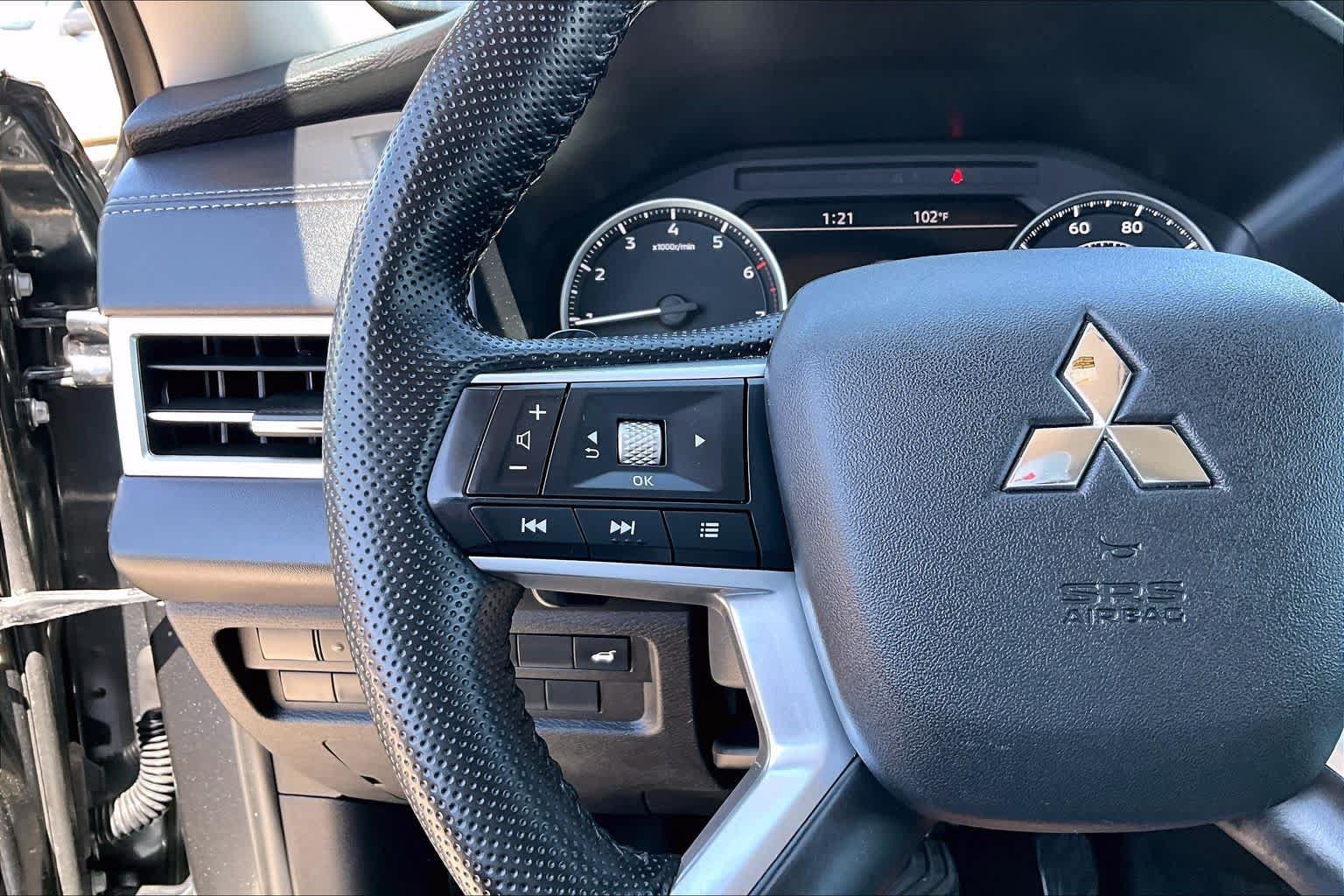 Used 2025 Mitsubishi Outlander SE AWD/4WD image 23