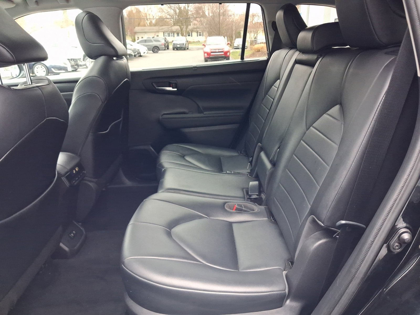Used 2021 Toyota Highlander XLE AWD/4WD image 17