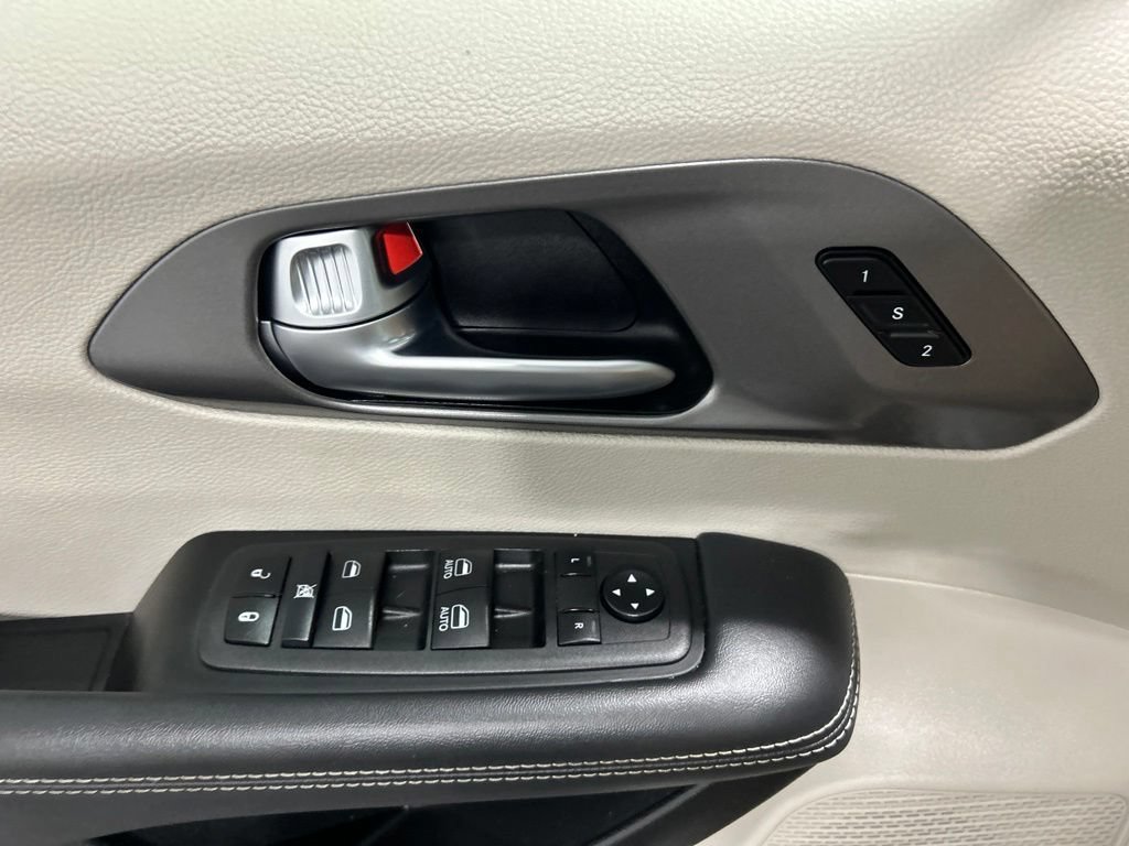 Used 2024 Chrysler Pacifica Touring-L FWD image 28