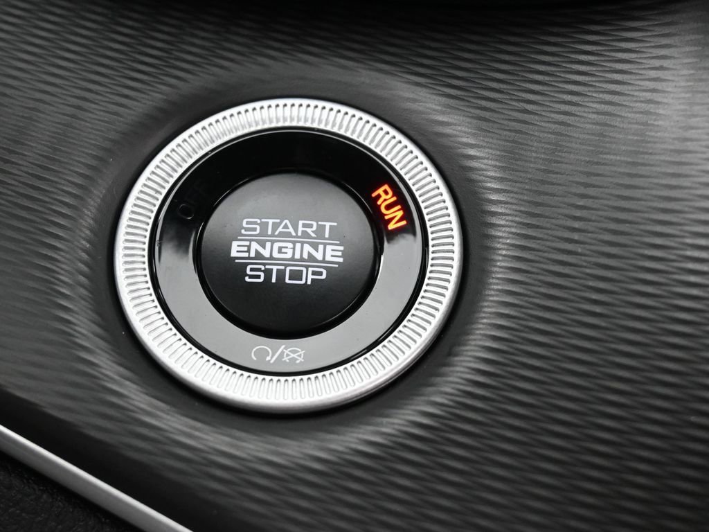 Used 2025 Jeep Grand Cherokee Laredo image 28