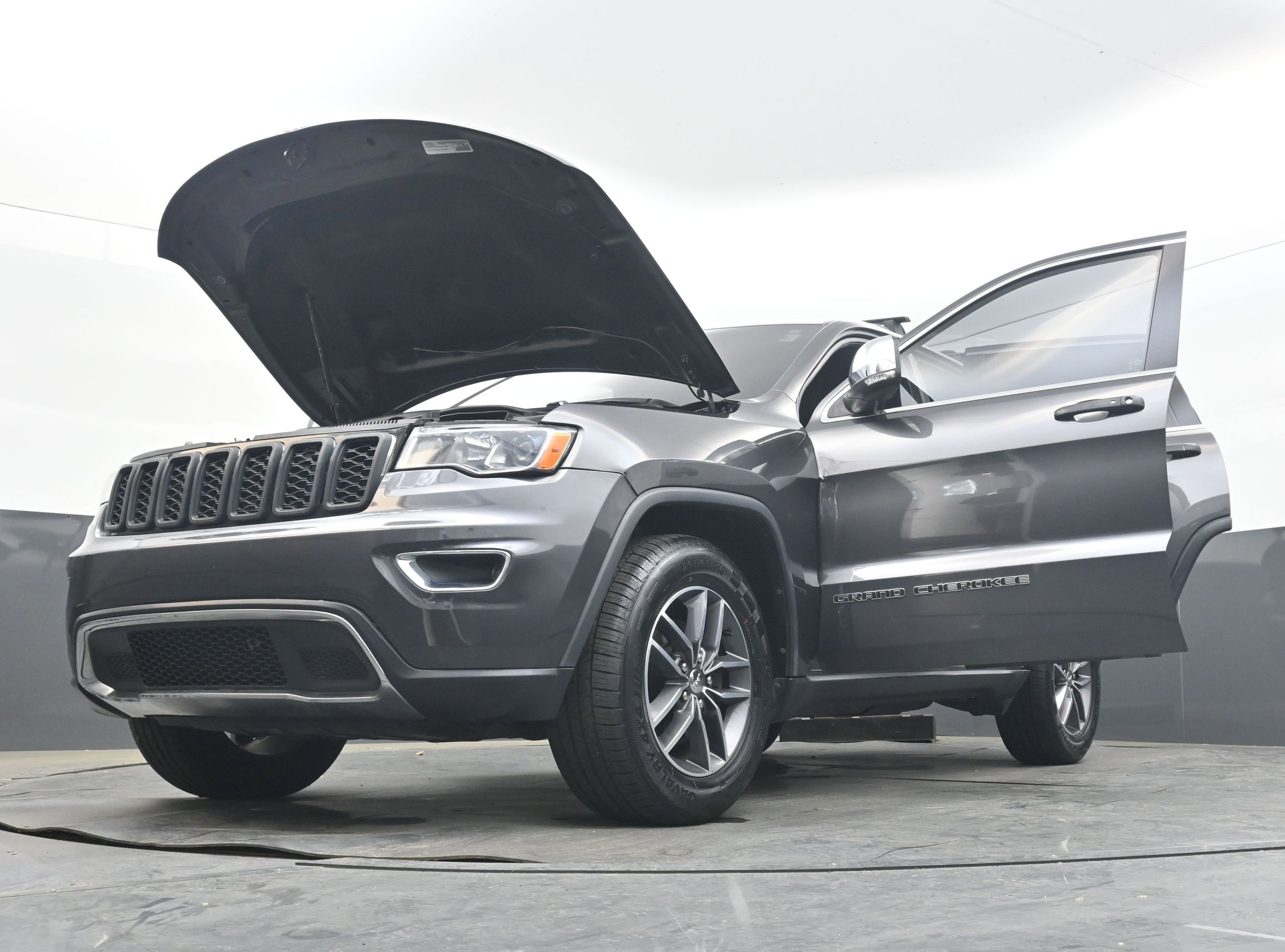 Used 2018 Jeep Grand Cherokee Limited image 36
