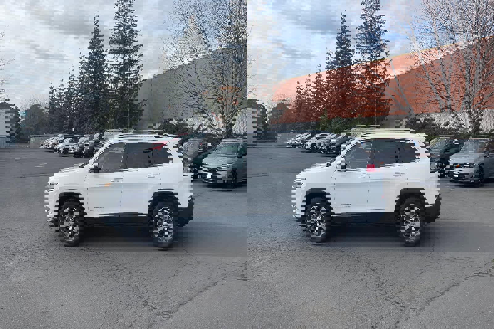 Used 2020 Jeep Cherokee Limited w/ Technology Group image 4